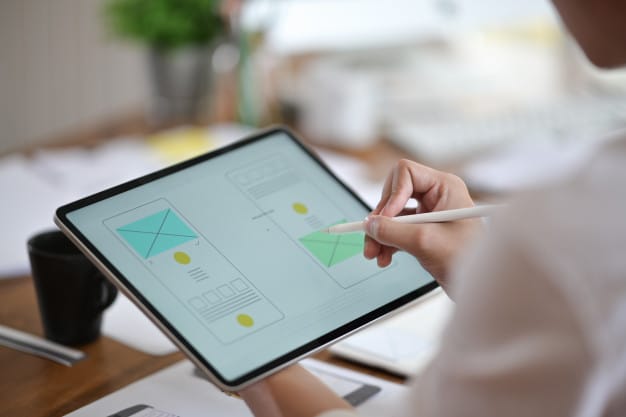 Estudante do MBA em UX Design com projeção em andamento