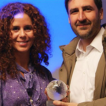 Pró-Reitor recebendo prêmio pelo Instituto Infnet